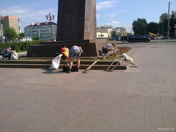 Школьники работают на летних каникулах 