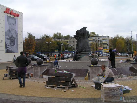 Площадь перед бывшим кинотеатром "Родина" 