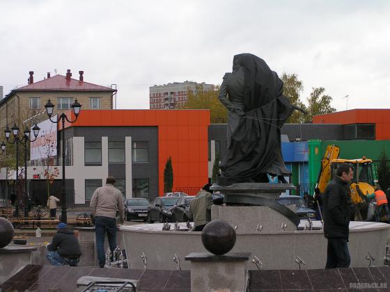 Площадь перед бывшим кинотеатром "Родина" 