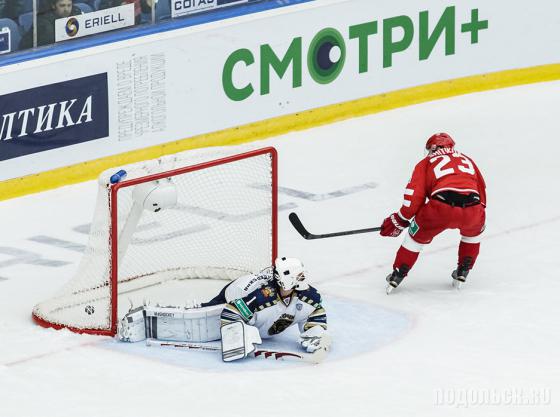 Шитиков забивает шайбу. 