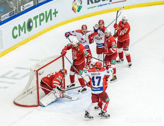 Игровой момент. Шайба в воротах подольчан 