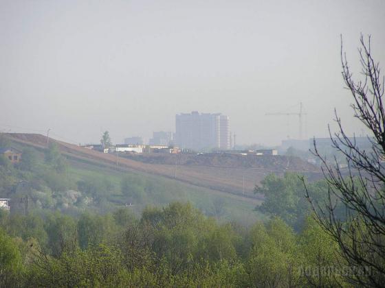 Вид из парка на строящуюся горнолыжную трассу 