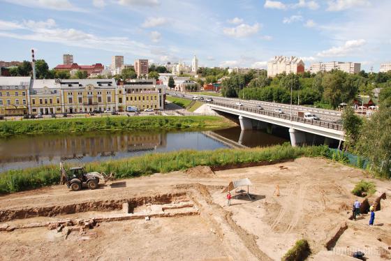 Археологические раскопки у берега.