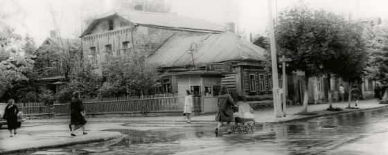 Перекрёсток улицы Красной и Ревпроспекта. 