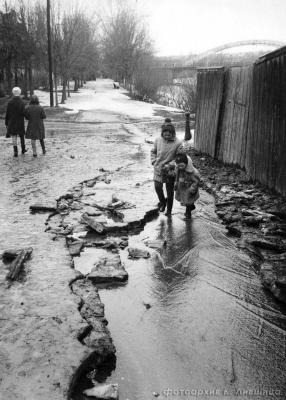 У водокачки 