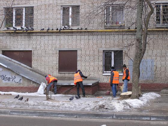Уборка у подъезда