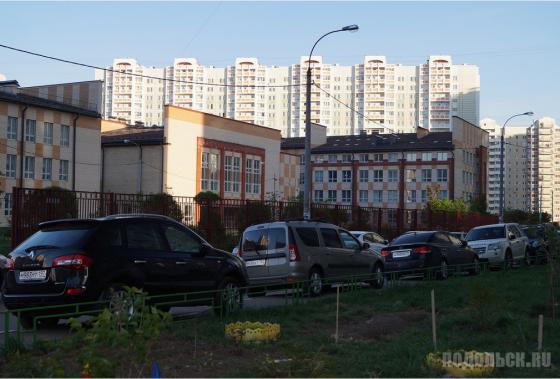 У гимназии.