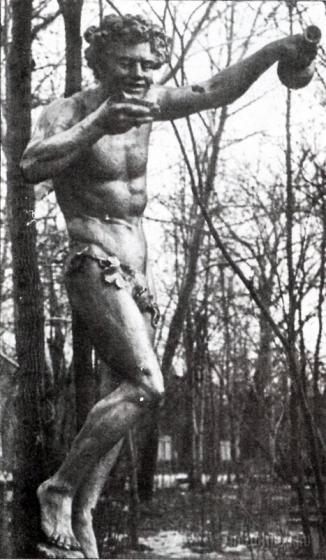 Статуя Бахуса в парке им. Талалихина. 1960-е гг. 