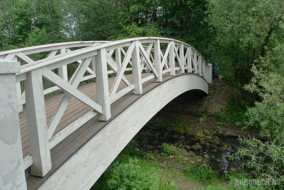 Мост через пруд 