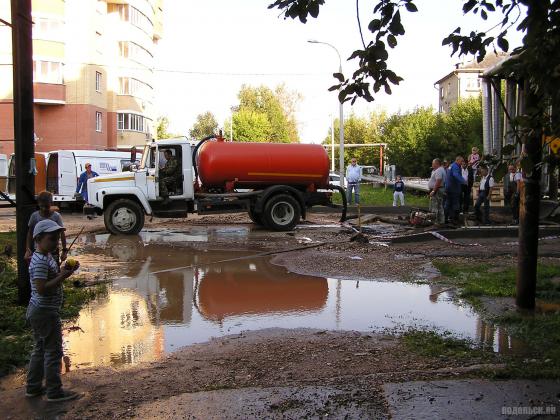 Прорыв водопровода при дорожных работах в Климовске 