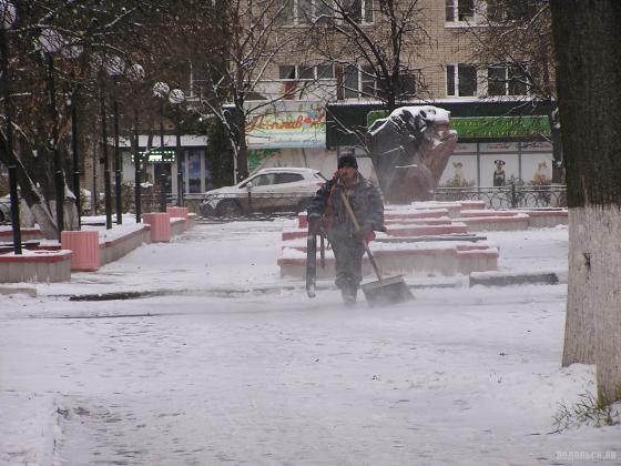 Дворник с воздушной пушкой в сквере Спасателей 