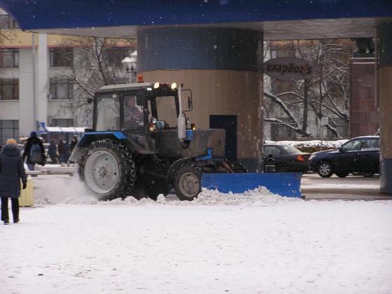 Уборка снега трактором