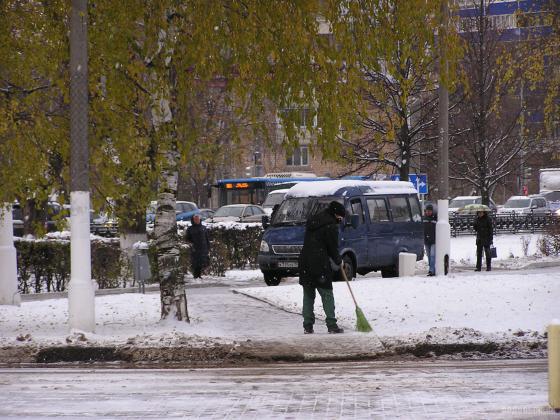 Дворник метет снег 