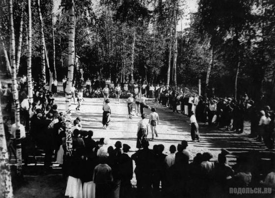 Отдых на волейбольной площадке ПКиО. 1930-е годы 
