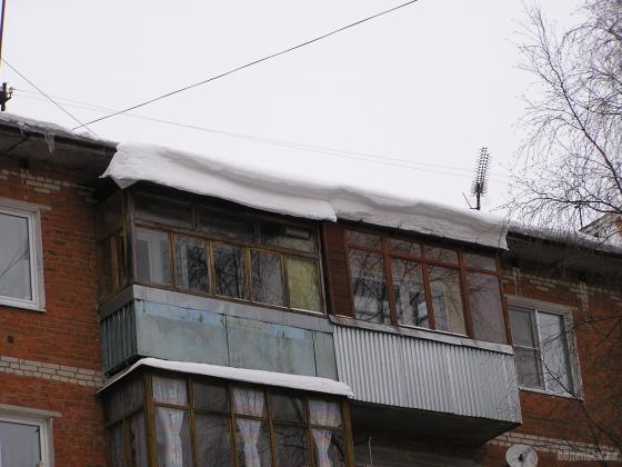 Снег на крыше балкона 