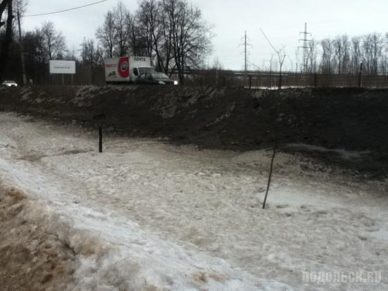 Снег с дороги сваливали на аллею 