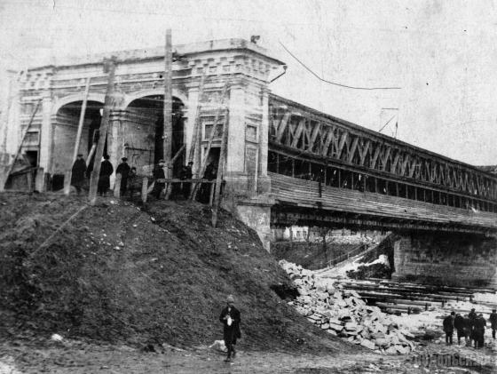 Демонтаж старого деревянного моста, впоследствии перенесённого в Красную Пахру 