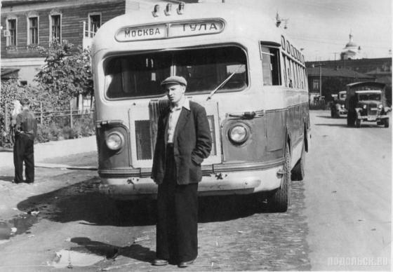 Подольск, улица Большая Серпуховская. Автобус "Москва - Тула" на остановке рядом с "Домом крестьянина" на «Стрелке»  
