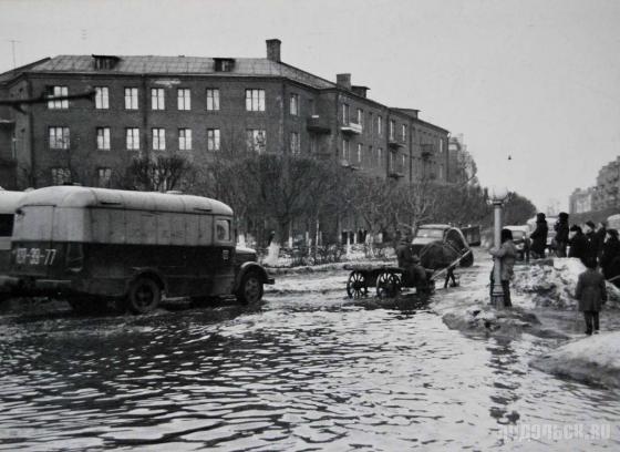 На перекрёстке Ревпроспекта и Рабочей улицы. - 1950-е гг. 