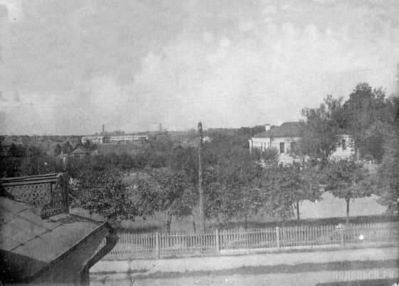 Вид с домов на Февральской улице на Красную Горку 