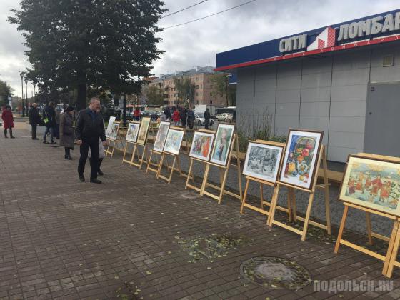 Вернисаж на бульваре Льва Толстого  