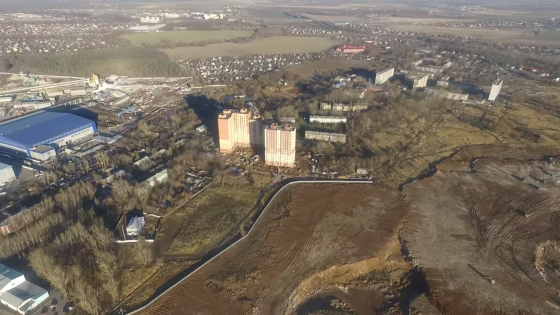 ЖК "Плещеево" у засыпанного мусором карьера