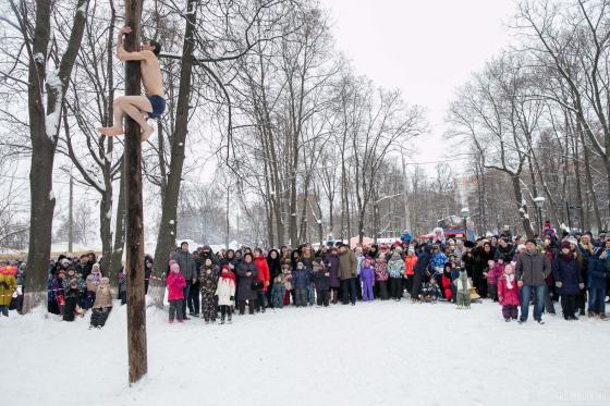 Лезет на столб.