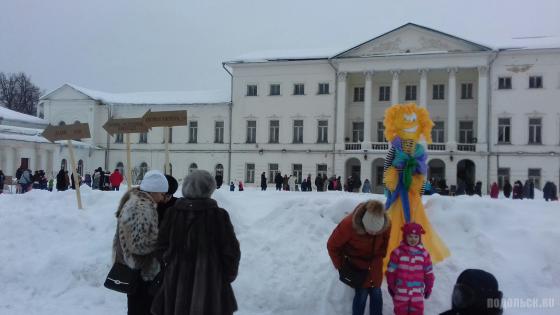 Гулянья во дворе усадьбы 