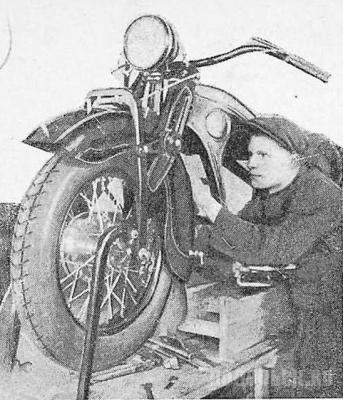 Слесарь Кулаков за сборкой одного из первых мотоциклов. 1930-е гг. 