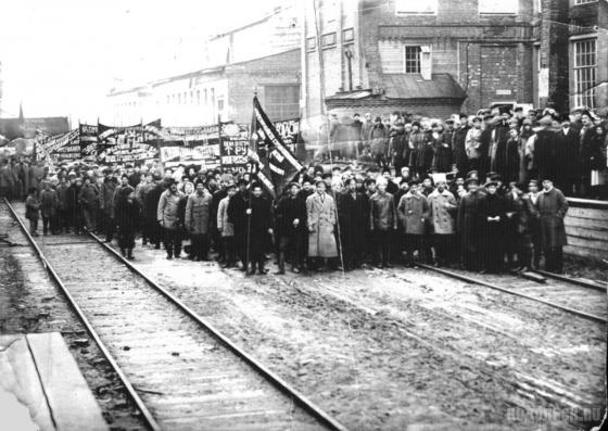 Рабочие Подольского патронного завода на первомайской демонстрации. 1920 г 