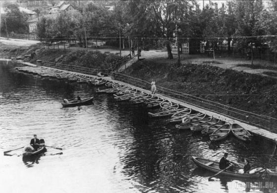 Лодочная станция у моста на Набережной. 1950-е гг.