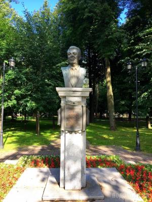 памятник Герою Социалистического труда Алексею Арсентьевичу Долгому