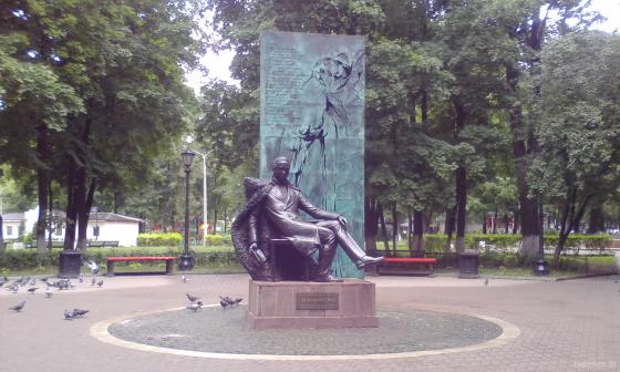 Памятник Лермонтову в парке. 8 июля 2018