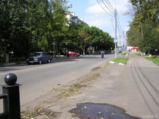 Заводская улица у стадиона, в сторону Индустриальной. Июль 2018 