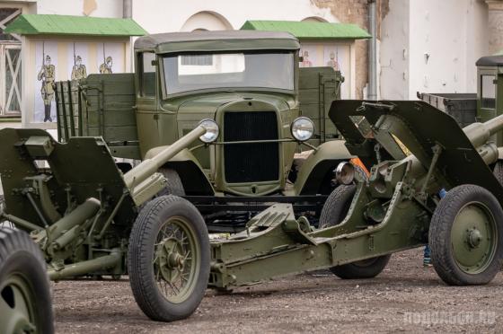 Военная техника на площади перед усадьбой 