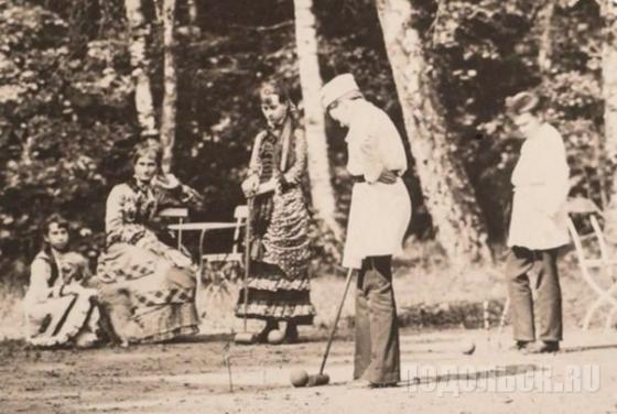 Игра в крокет в усадьбе фон Мекк в Плещеево. Софья стоит в центре, Надежда фон Мекк сидит слева от нее, 1882 год