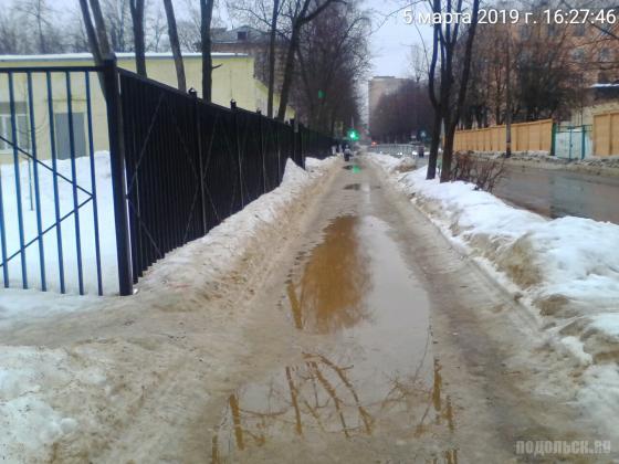 Тротуар у пятой школы на Западной улице. Март 2019