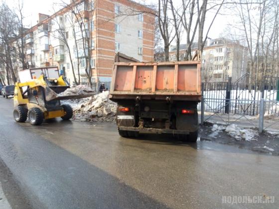 Уборка снега с дороги. Март 2019