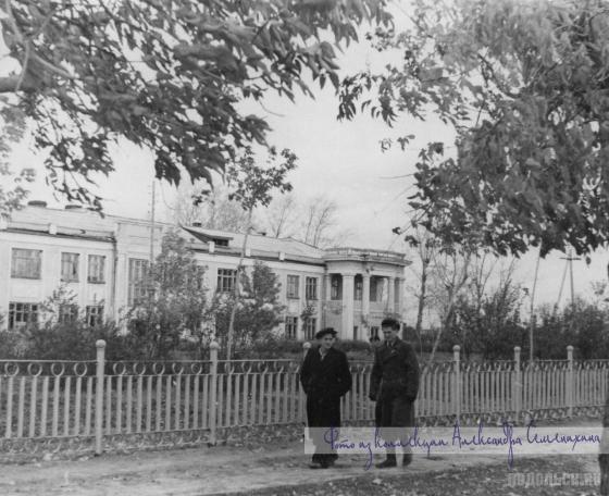 Ограда сквера у хирургического корпуса городской больницы. 1947 г.