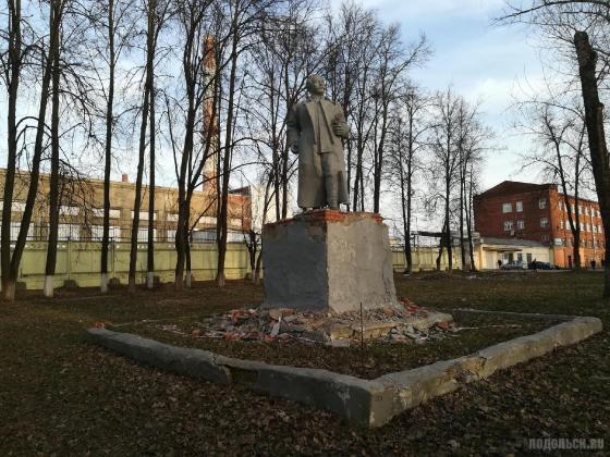 Памятник Орджоникидзе на Железнодорожной улице. Апрель 2019