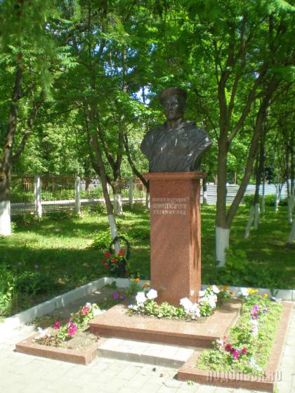 Памятник Герою России А. Монетову 