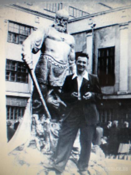 Памятник русскому богатырю у Индустриального техникума, 1956 г. 