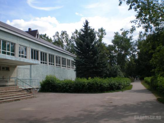 У школы 