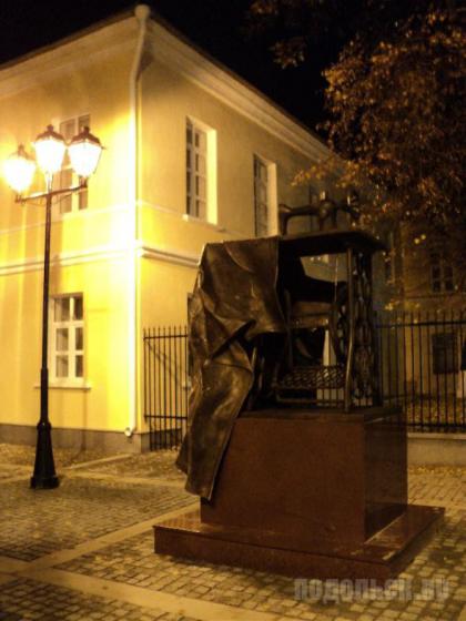 Памятник швейной машинке в Подольске 