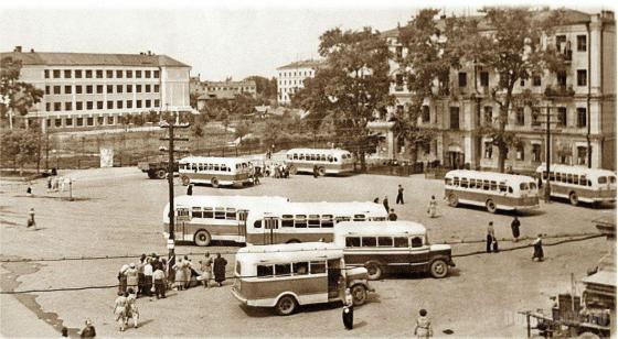 Вид на Вокзальную площадь и школу № 3, 1954 год 