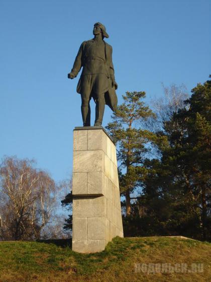 Памятник Талалихину в парке Кузнечики