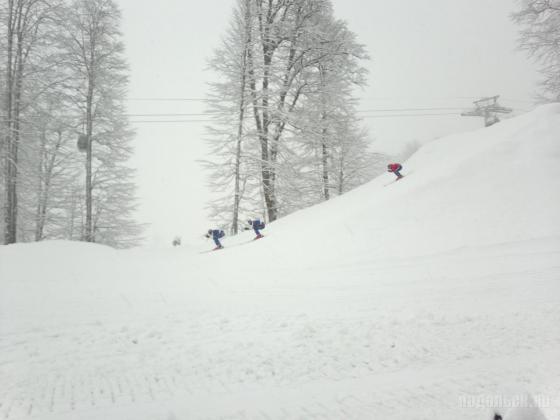 Горнолыжники на Олимпийском курорте Роза Хутор
