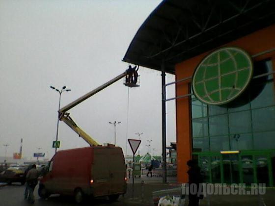 Уборка крыши "Глобуса" 