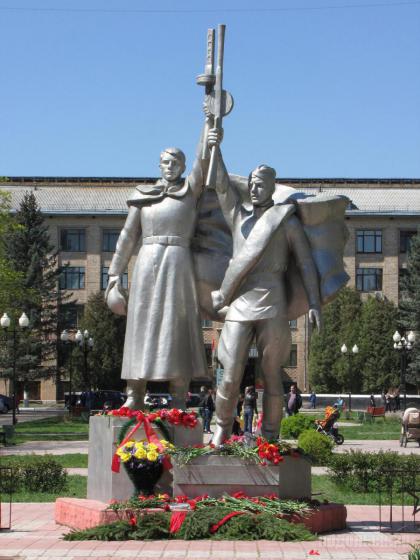Памятник павшим землякам в Дубровицах