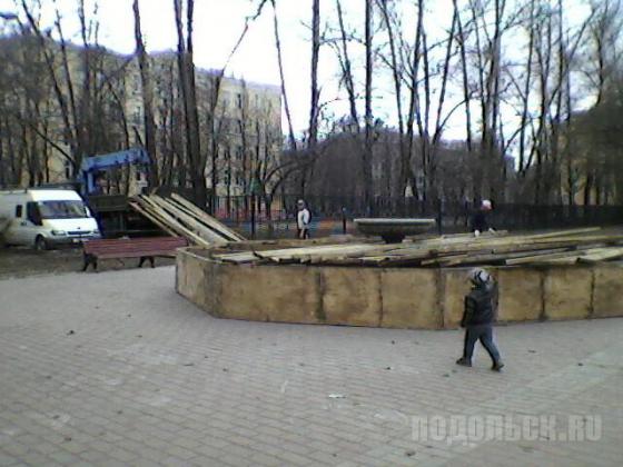 Разбор "зимовки" фонтана на Симферопольской улице 